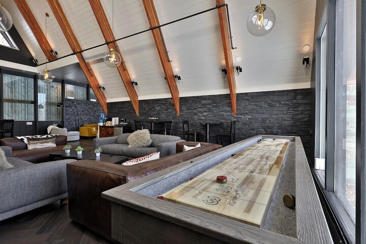 The Birch Ridge: Owners Suite #5 - Queen / sofa Bed Suite in Killington. Hot Tub. Renovated. 1 Bedroom Home