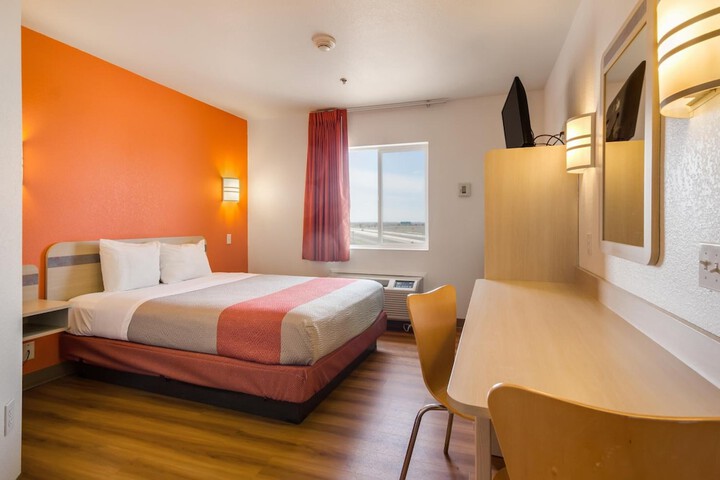 Howard Johnson by Wyndham Lemoore Near Naval Air Station