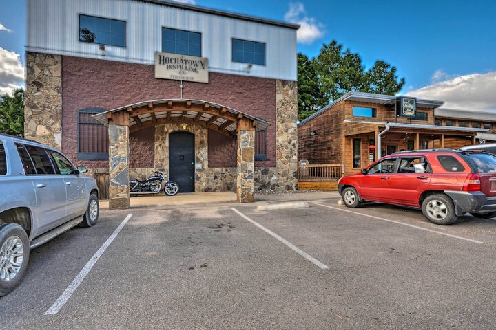 Romantic Broken Bow Cabin w / Jacuzzi & Fire Pit!