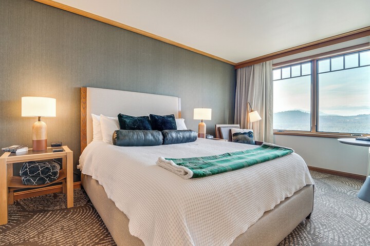 Mountain Views & Pool Access: Cle Elum Condo!