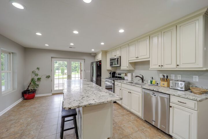 Classy Home w / Hot Tub + Mt. Jefferson Views!