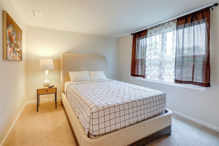 Sunlit Milford Townhome 2 Mi to Riverwalk!