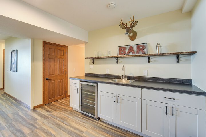 Spacious Luxury Cabin w / Deck & Dock on Bone Lake