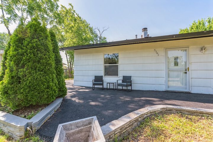 Charming Contemporary Family Home 3 Bedroom Home by RedAwning