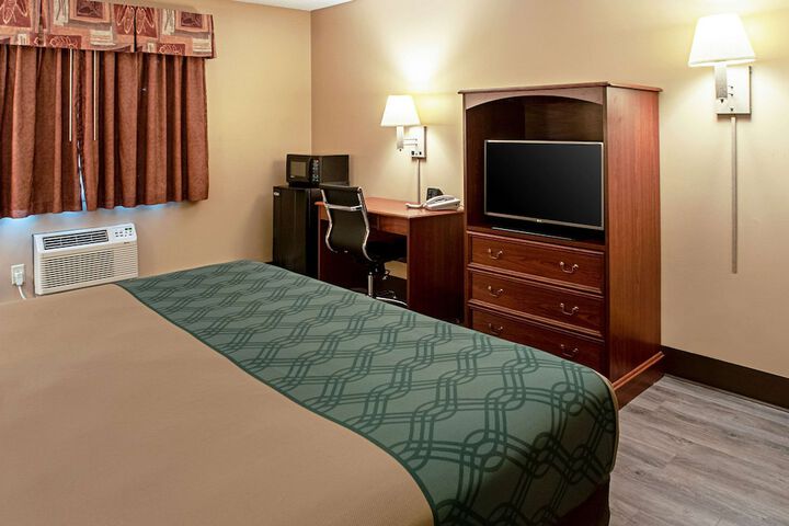 Econo Lodge Menomonie on the Bay