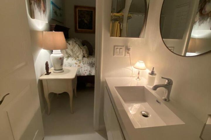 Closest 1BR to Vanderbilt Beach full kitchen with dishwasher, ALL NEW!
