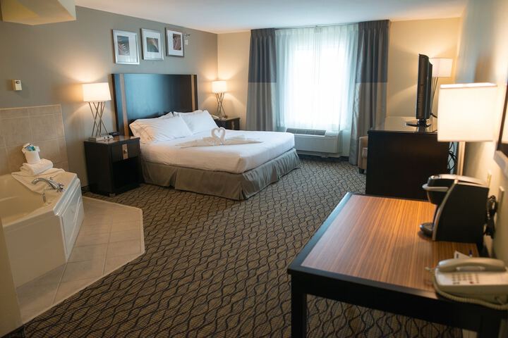 Holiday Inn Express Hotel & Suites Chanhassen by IHG