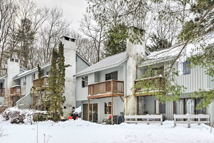 Hartford Escape w / Fire Pit 3 Mi to Ski & Golf!