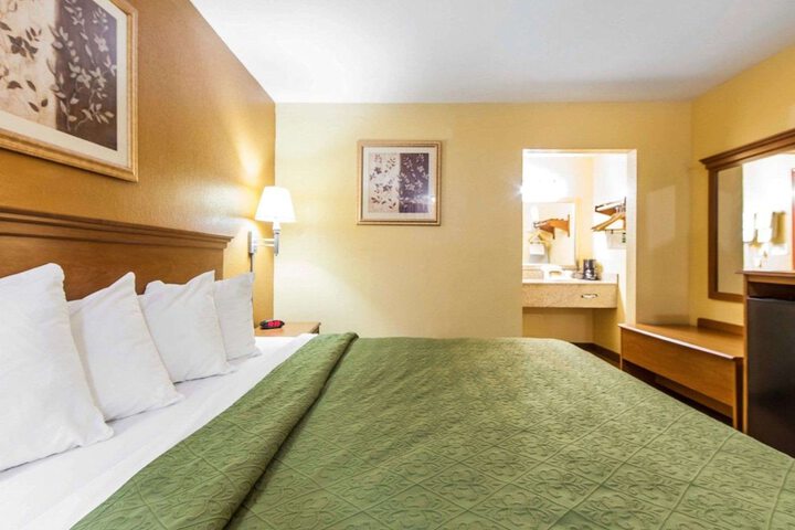 Room 40 of 65