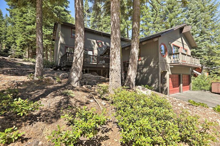 North Lake Tahoe Cabin: 4 Mi to the Beach!