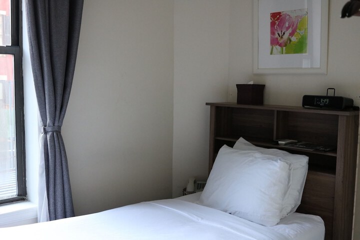 Room 28 of 35