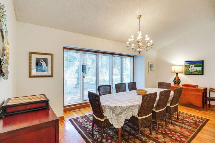 Spacious Kiawah Island Home w / Deck Walk to Beach
