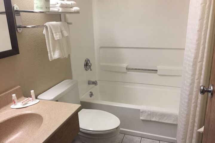 Super 8 by Wyndham Weston WV