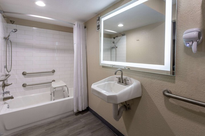 Room 15 of 21