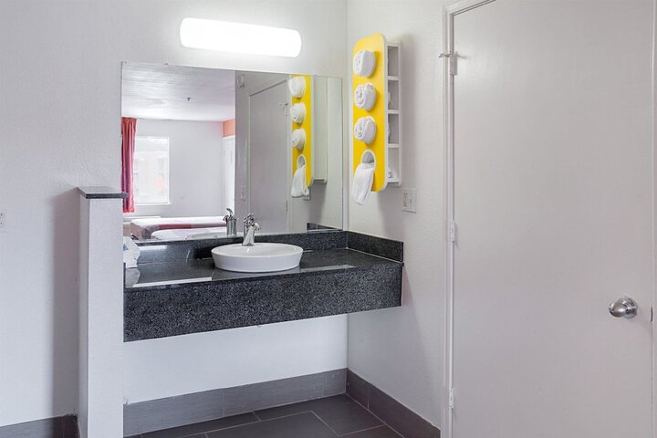 Motel 6 Grand Prairie TX - Near Six Flags Drive