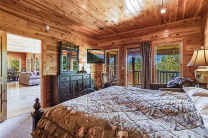 Big Bear Lodge Five Bedroom Home