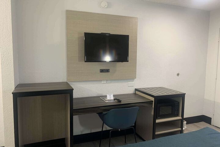 Room 10 of 16