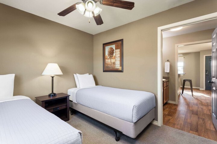 Eagles Den Suites Kenedy a Travelodge by Wyndham