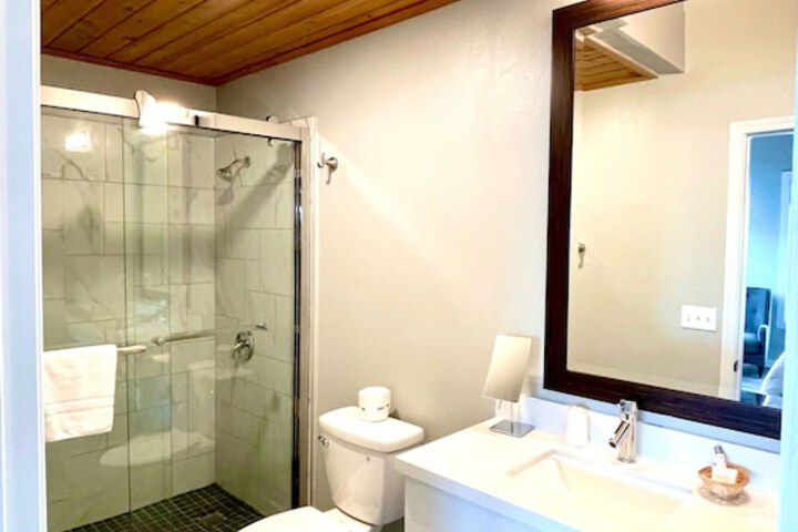 Tides Inn & Suites