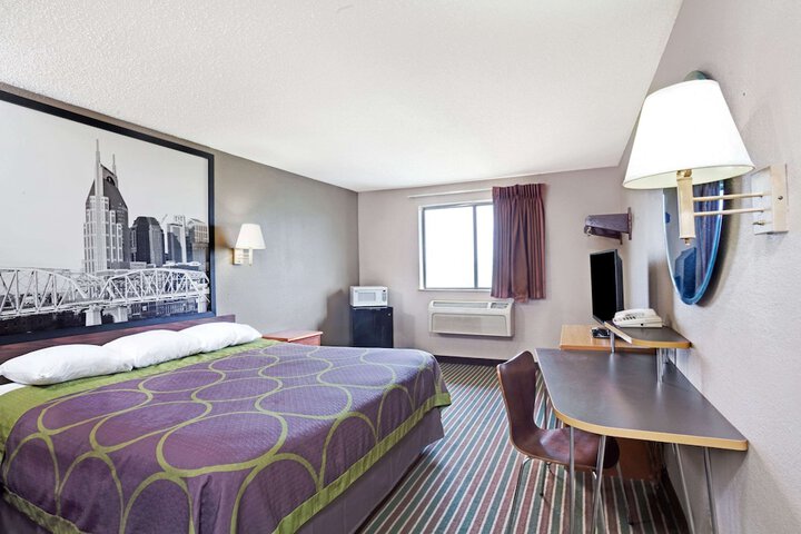 Super 8 by Wyndham Nashville / Dntn/ Opryland Area
