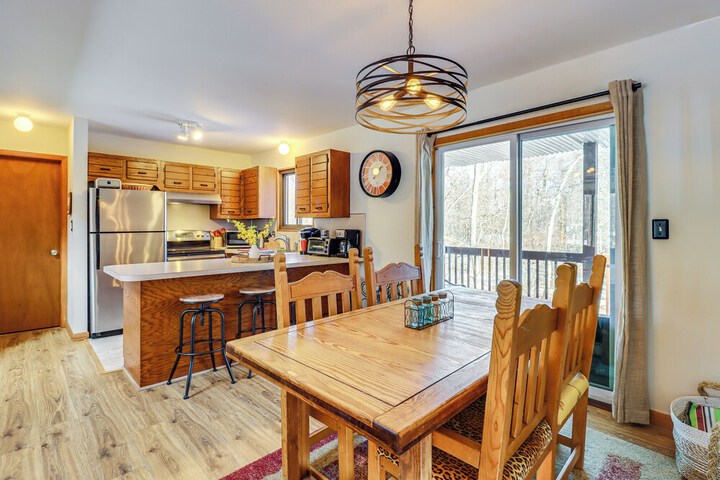 Private Spa Fire Pit & Deck: Poconos Home!