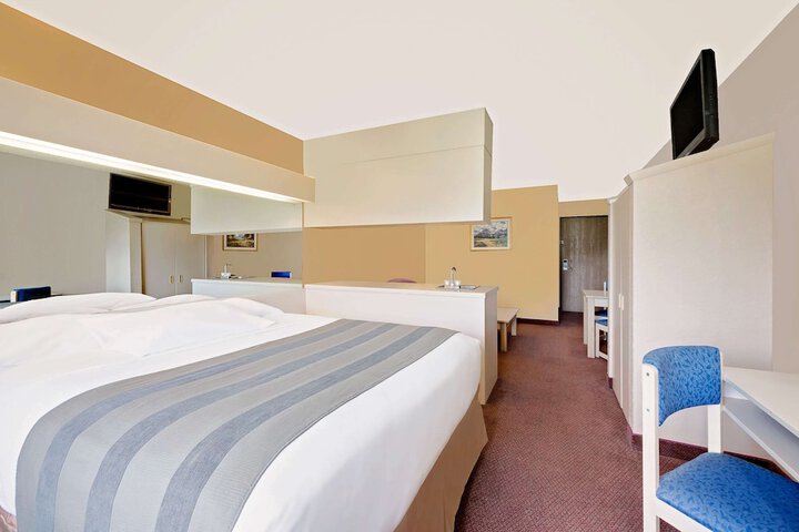 Room 6 of 16