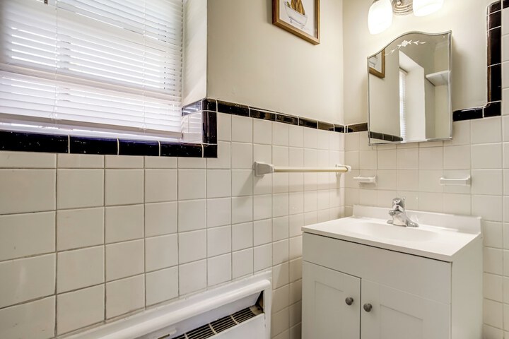Cambridge Apt in Walkable Neighborhood