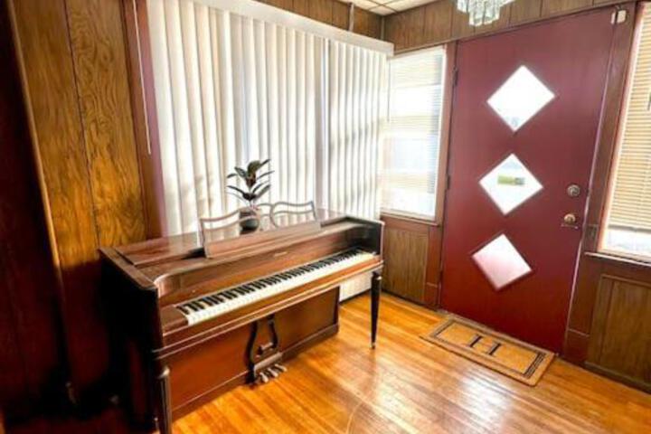 5 bedroom House King Beds 1 Bath 20 Min to Falls