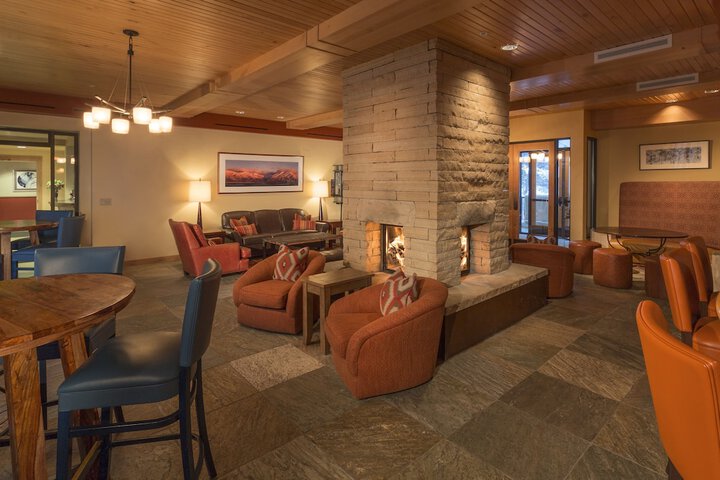 Lounge 51 of 63