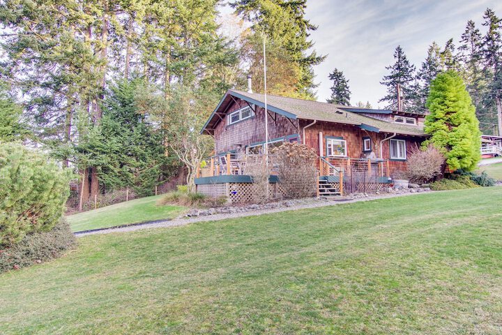 Puget Sound Cottage w / Private Community Beach!