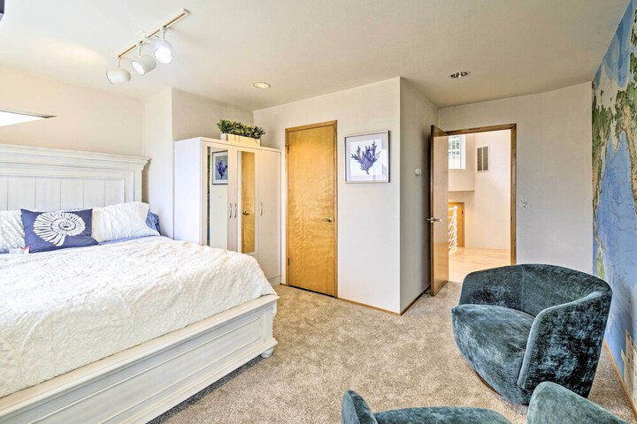 Unique Port Ludlow Home w / 3 Decks & Hot Tub!