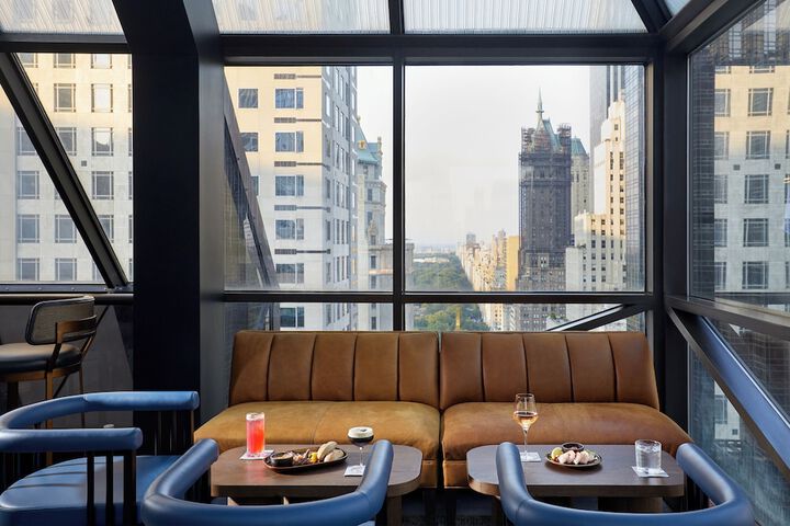 Lounge 76 of 101