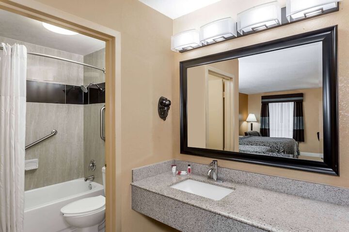 Room 11 of 25