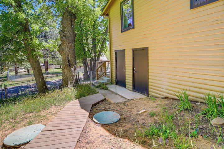 Strawberry Cabin Rental w / Deck & Mountain Views!