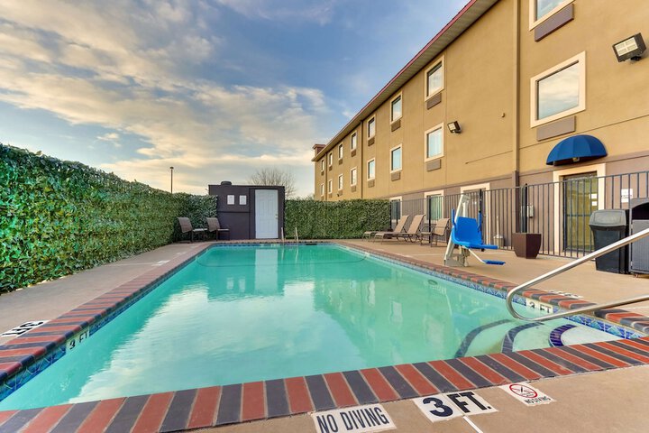 Best Western Plus University Inn & Suites