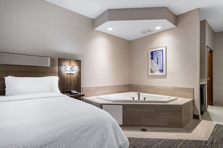 Holiday Inn Express & Suites Vadnais Heights by IHG