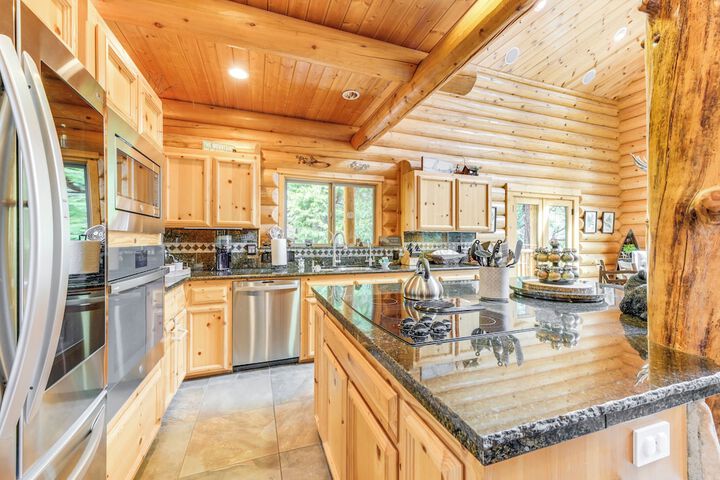 Mountain Cabin w / Hot Tub: 4 Mi to Shaver Lake!