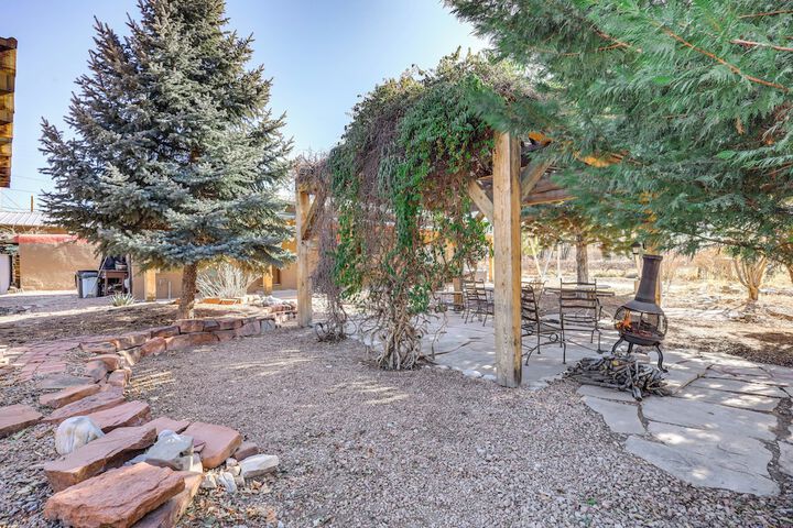 Artsy Studio w / Patio: 25 Mi to Santa Fe