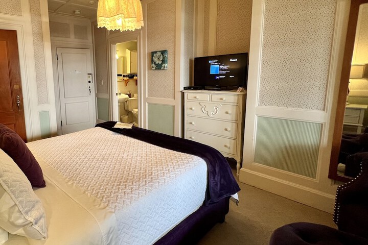 Room 32 of 68