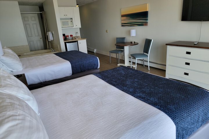 Pointes North Beachfront Hotel – 2 Person Spa Tub Studios