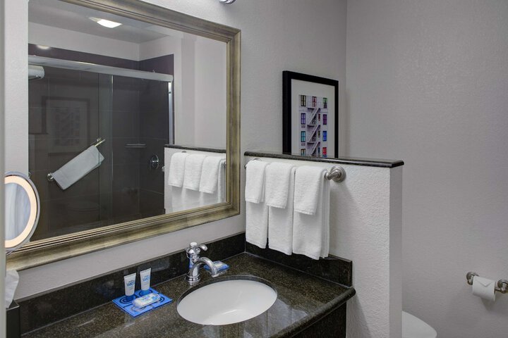 Room 6 of 30