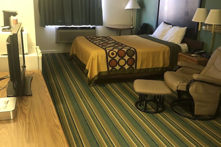 Room 14 of 32