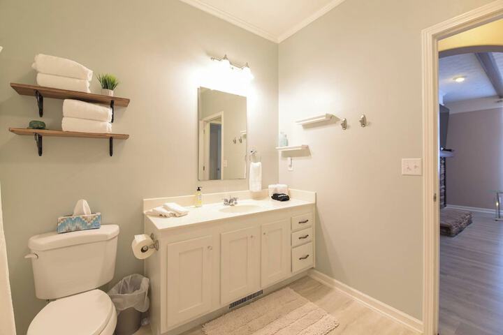 Riverside Ranch by Avantstay Mins to Downtown