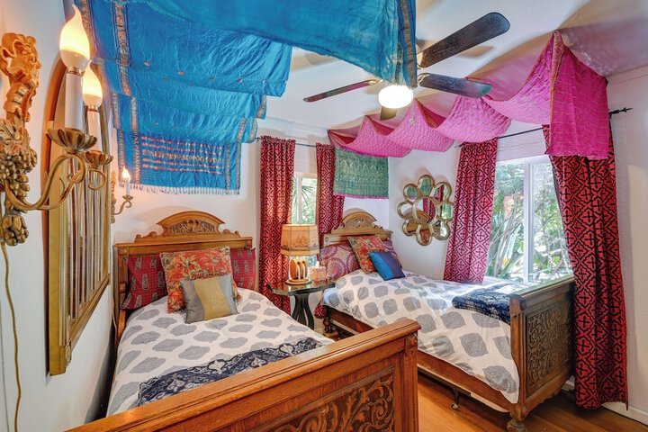 Bohemian Wonderland: Benicia Bungalow w / Pergola!