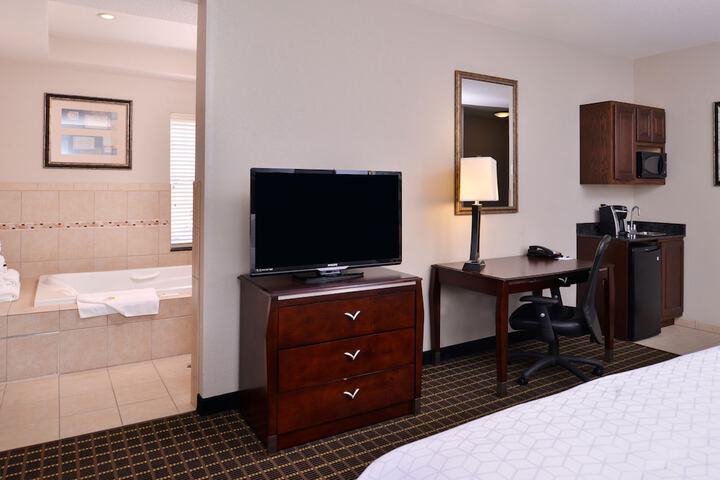Holiday Inn Express Hotel & Suites Pittsburg by IHG