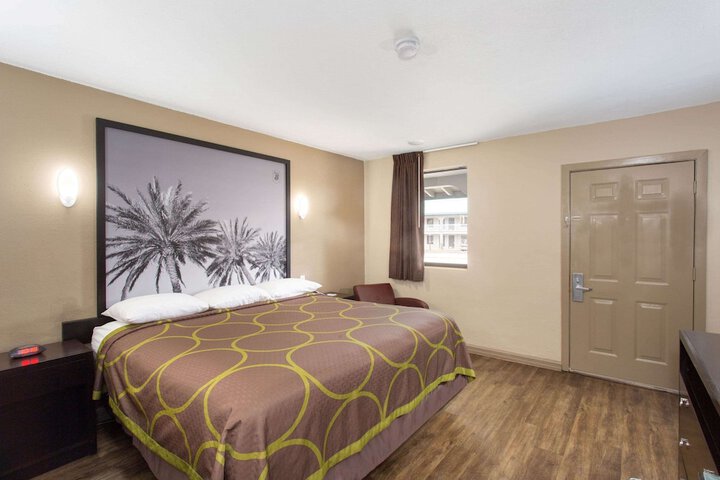 Room 9 of 16