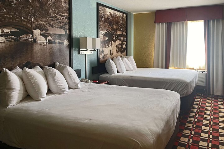 Room 6 of 10