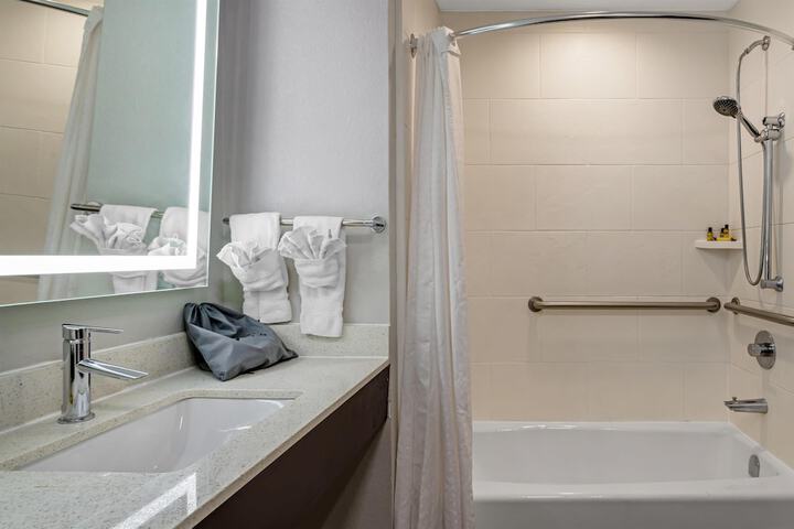 Best Western Plus Bay City Inn & Suites