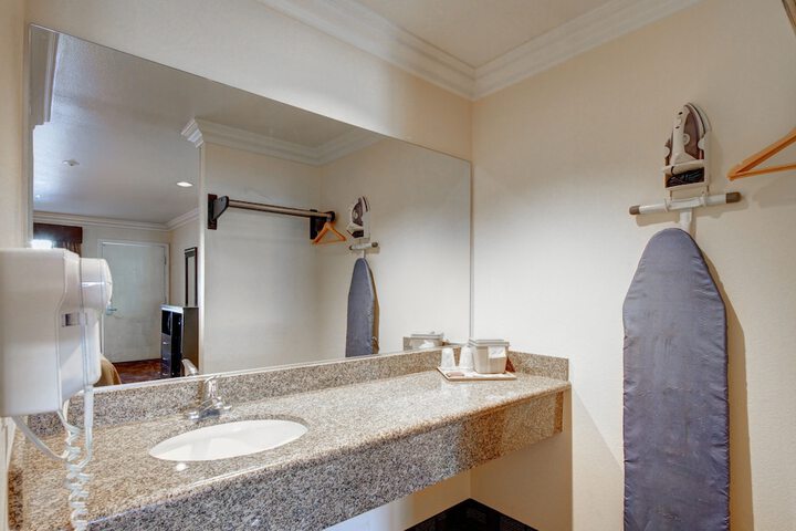 Ontario Inn & Suites