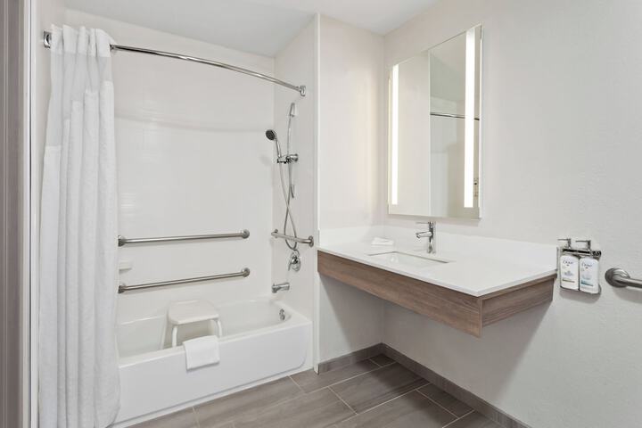 Holiday Inn Express & Suites Chicago West - OHare Arpt Area by IHG